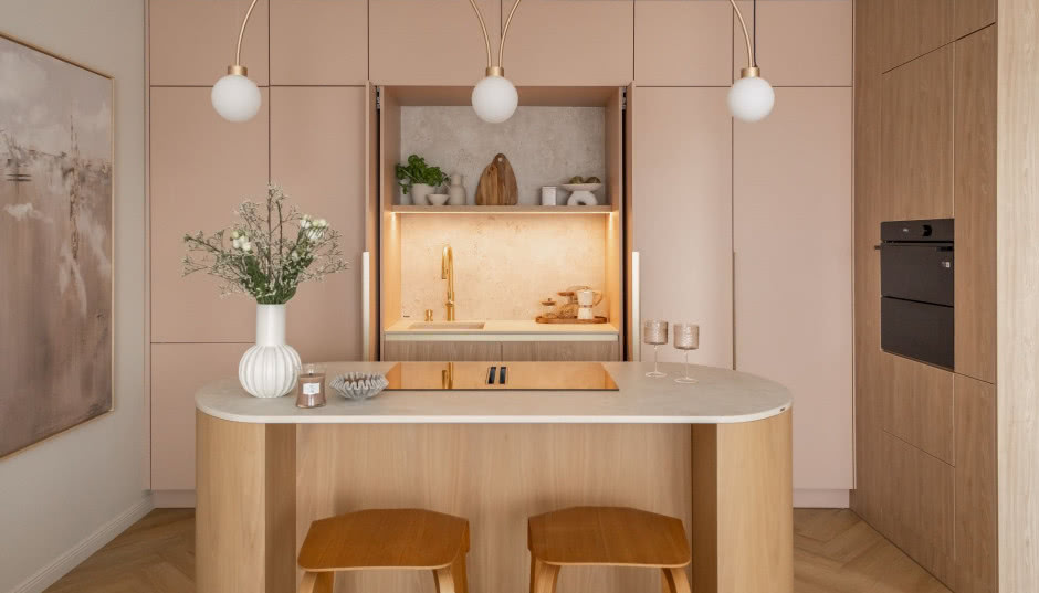 Przyjazna kuchnia z wyspą w dwóch kolorach: beż i róż otulają spokojem