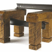 Stojak na butelki z winem, Rail Yard Studios.