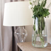 Sztukateria na ścianach nadaje wnętrzu sznytu i...