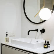 Monochromia z industrialną nutą: azyl dla współczesnych nomadów