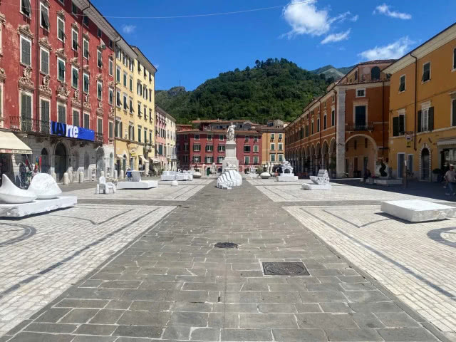 Piazza Alberica w Carrarze z rzeźbami