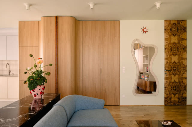 zabudowa kuchenna i lustro