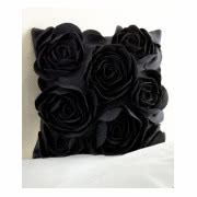 Stylowa poduszka z dekoracyjnymi różami