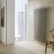 Drewniana ławka Leaning od Izabeli Bołoz