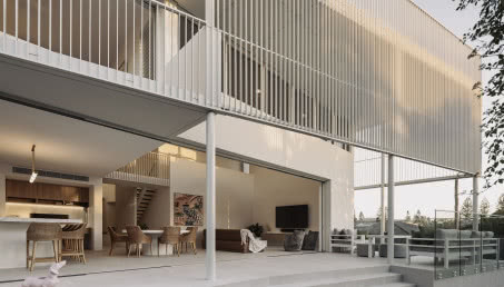 Biały dom z dodatkiem drewna. Ma aż 715 metrów kwadratowych!