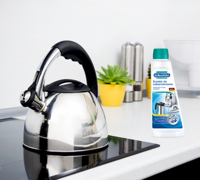 czajnik, płyn do odkamieniania, kwiat w doniczce, pieprzniczka, solniczka, płyta indukcyjna