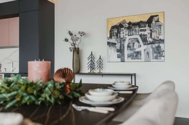 złoty obraz na ścianie