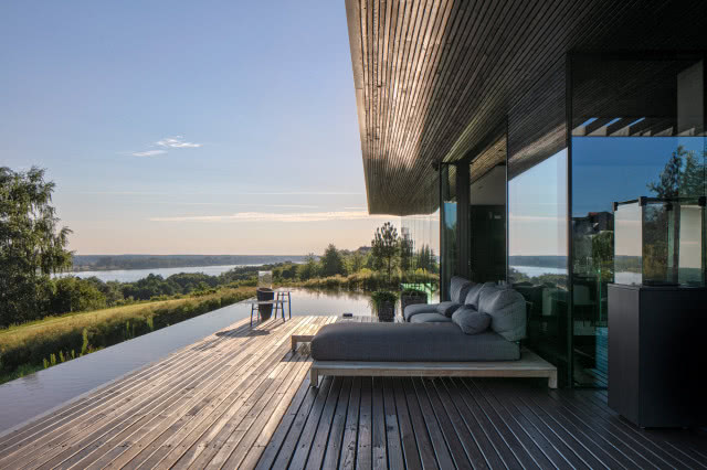 widok z tarasu na Wisłę, leżaki