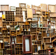 Stojak na butelki z winem, Rail Yard Studios.