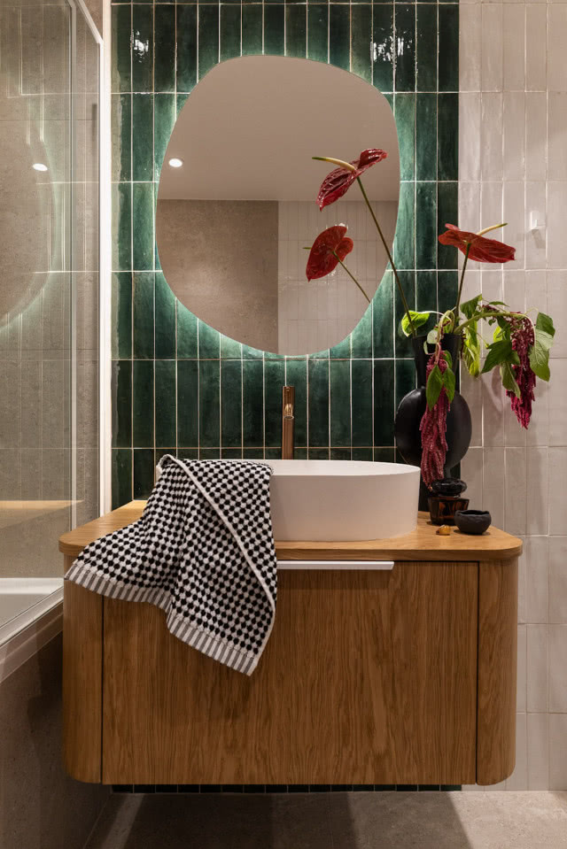 zielone płytki w łazience