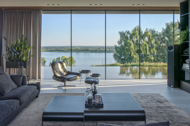 widok od środka na rzekę, przeszklenia