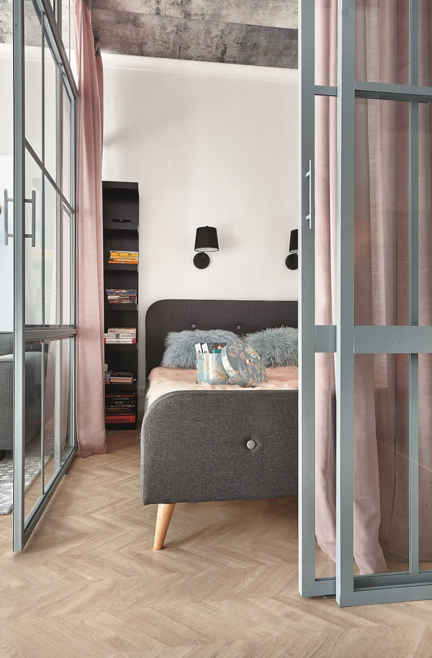 Szare łóżko Kongsberg
z Jyska ma lekką formą na...