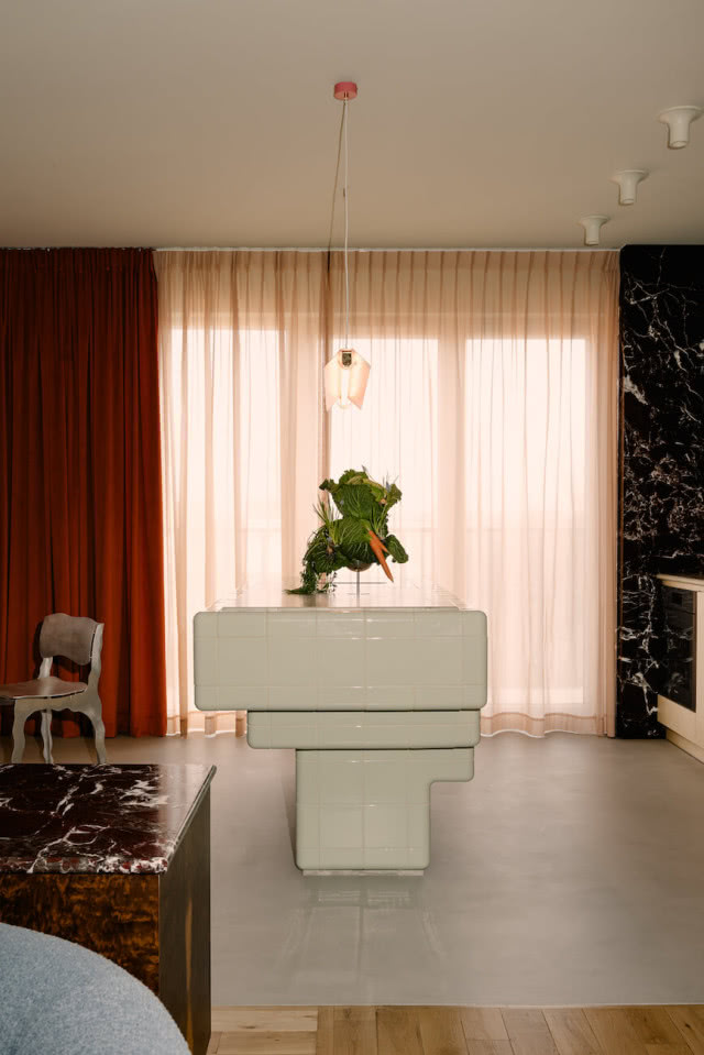 ciekawa wyspa w kuchni z płytek i kwarcytu