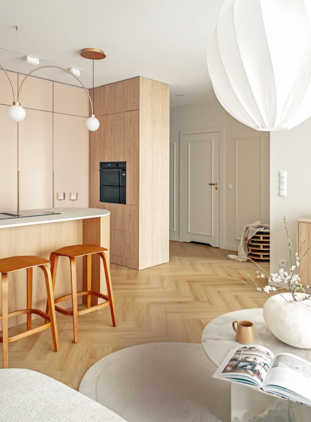 zabudowa kuchenna w kolorze beżowym i różowym