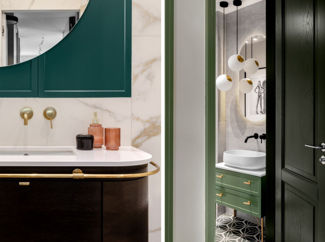 Łazienka z zielonymi ścianami, płytkami z marmuru i złotymi dodatkami