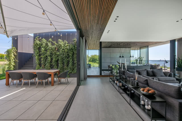 kadr na korytarz, po jednej stronie salon, po drugiej patio