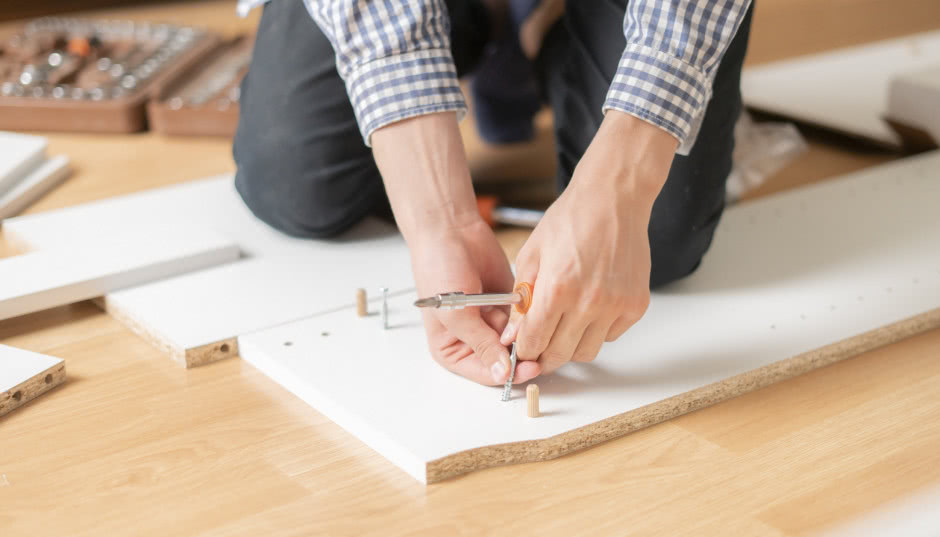 Poradnik: Jak prawidłowo składać meble?