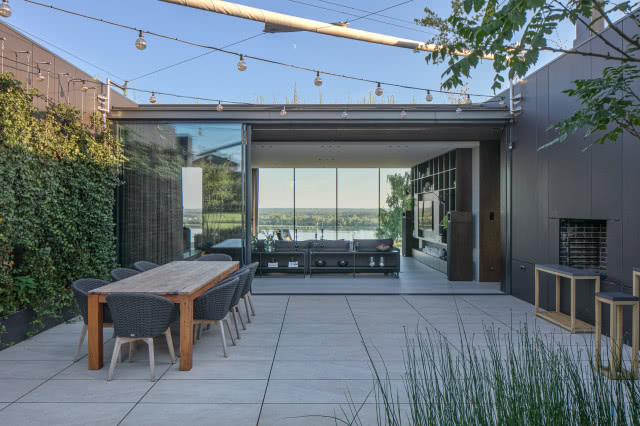 patio ze stołem i zwiniętym żaglem