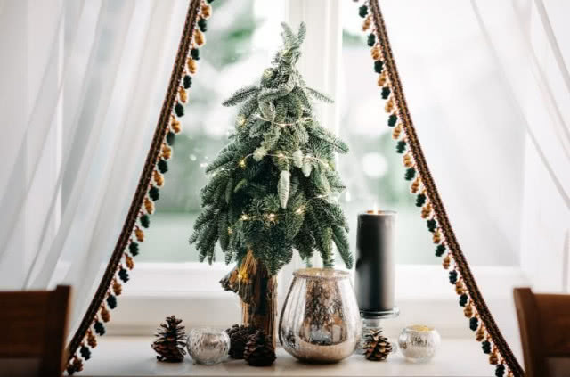 Okienna aranżacja świąteczna, materiał prasowy, meble Wójcik