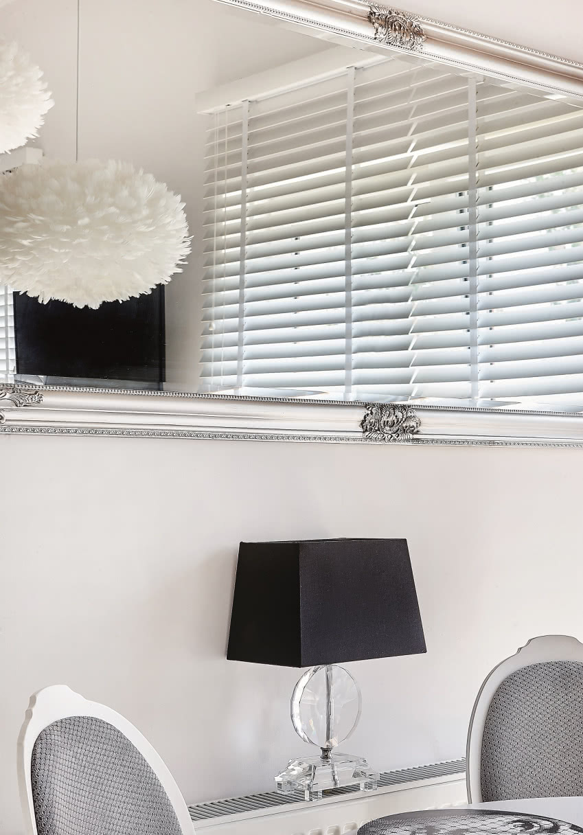 W zdobionym lustrze Rude marki Jysk odbijają się...