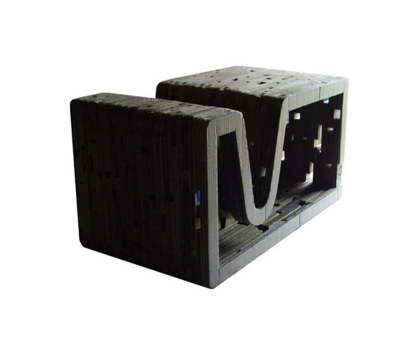 Ława ze zużytych kartonów po sprzętach AGD...