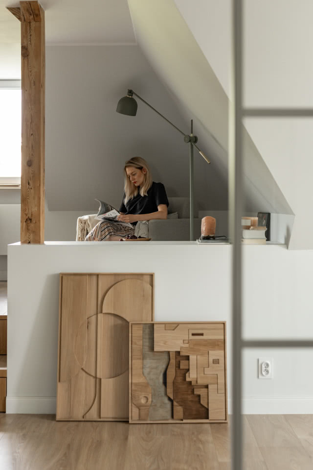 Mieszkanie na poddaszu oddzielone ścianką i podestem