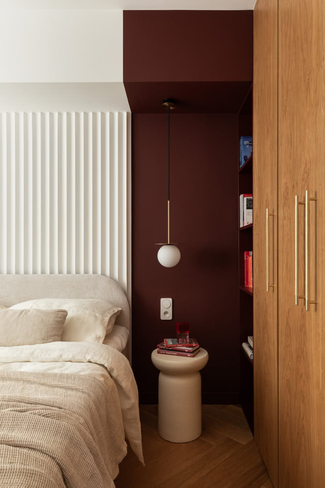 burgundowa ściana w sypialni