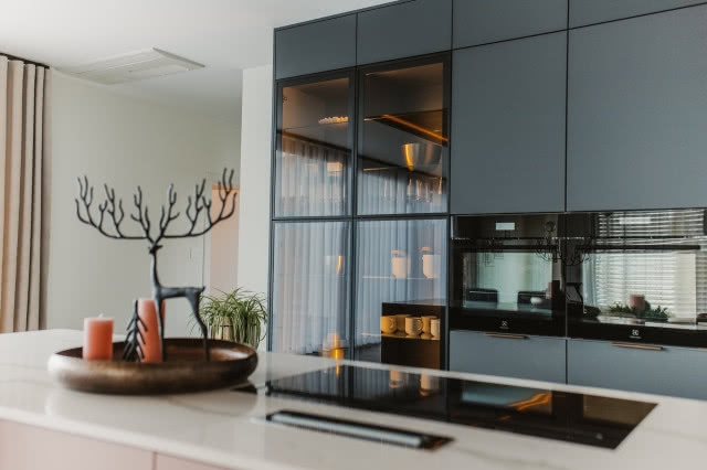 antracytowa kuchnia ze szklanymi frontami