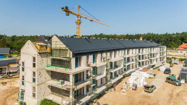 mieszkania na ukończeniu, w tle żuraw