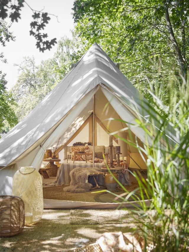 bambusowa ławka ogrodowa w namiocie