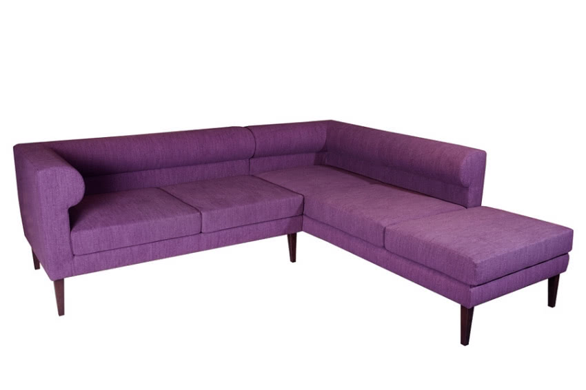 Cała w fiolecie. Sofa zaprojektowana dla firmy...