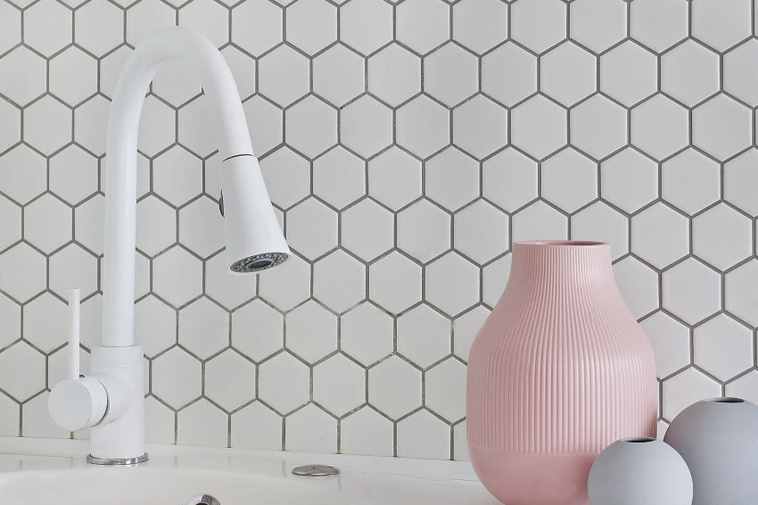 Małe heksagonalne płytki to hit tego sezonu....