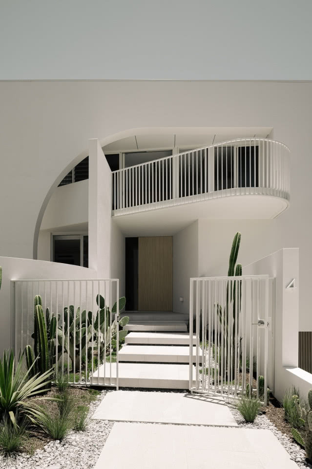 Wejście do domu z niebanalnym balkonem