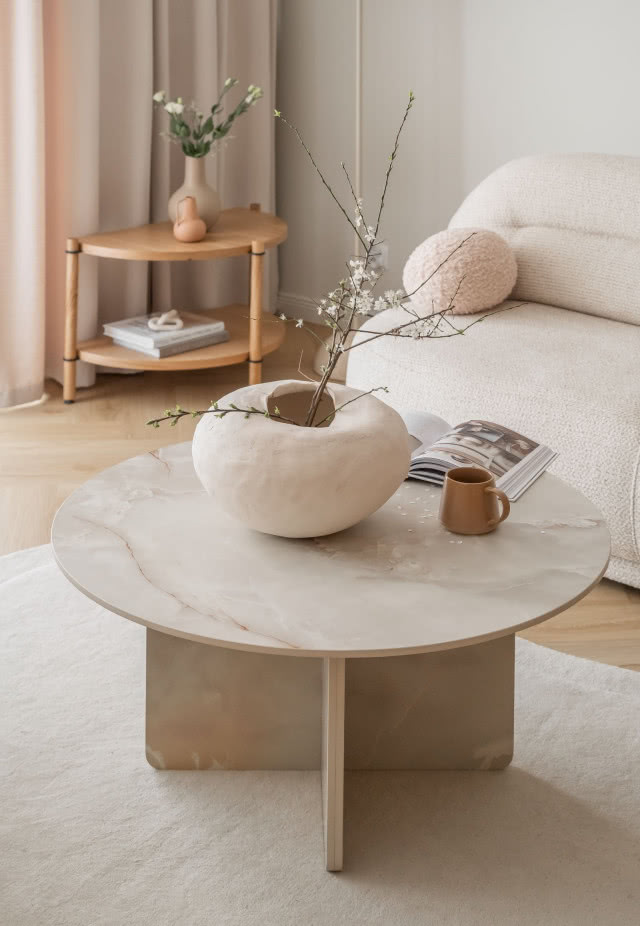 marmurowy stolik kawowy i wazon biały dekoracja salon