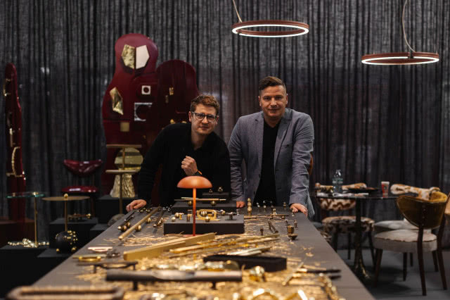 mężczyźni przy stoisku