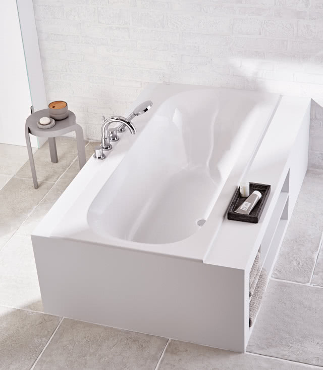 biała wanna z półkami na ręczniki i kosmetyki, stołek bateria prysznicowa