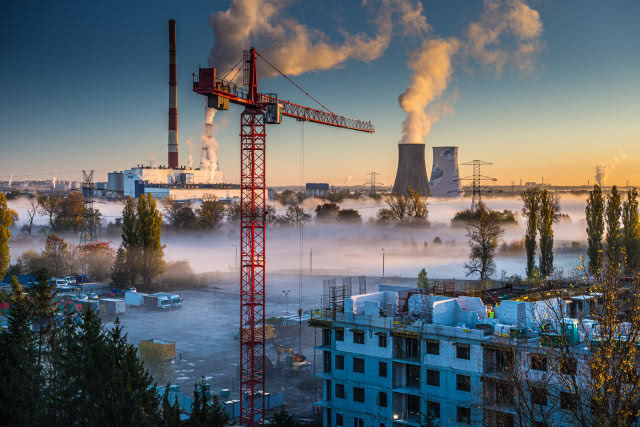 żuraw i budynki o zachodzie słońca