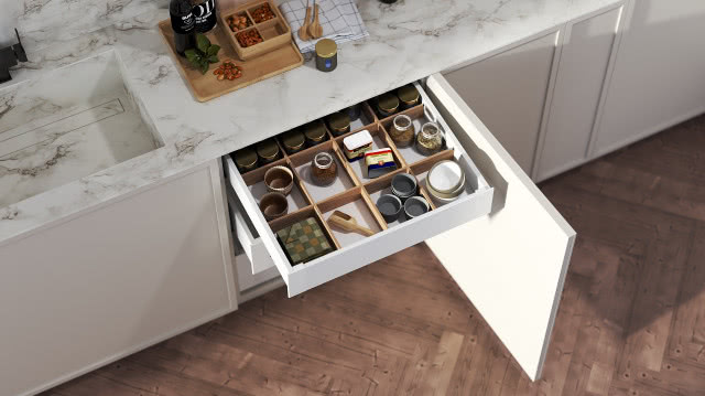 białe meble kuchenne, w szufladzie przegrody na drobiazgi, jodełka na podłodze