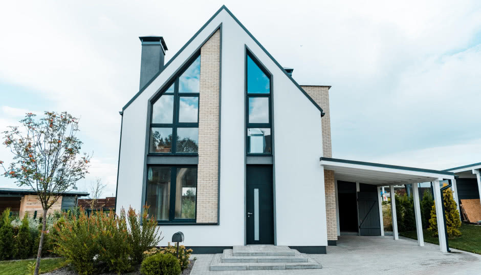 Czym wykończyć opaskę wokół domu? Kamień, kostka brukowa, a może żwir?