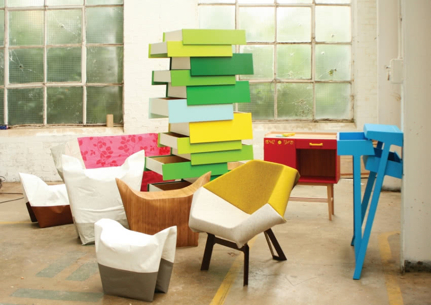 Zazwyczaj komoda ma stabilną skrzynię, a każda...