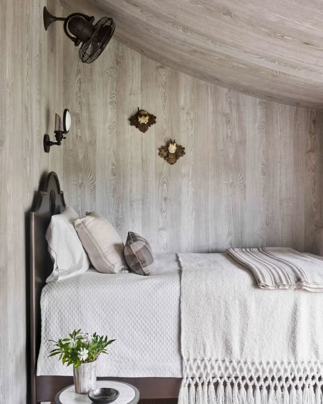 łóżko z zagłówkiem