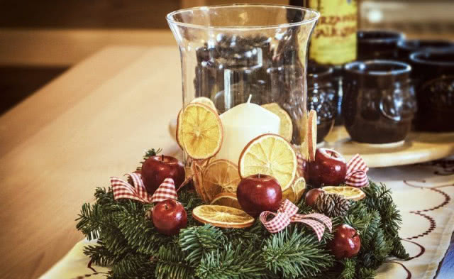 Świąteczna dekoracja stołu, materiał prasowy, meble Wójcik