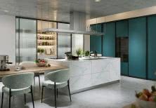 Nowoczesna kuchnia z wyspą i przesuwnymi zabudowami  