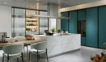 Nowoczesna kuchnia z wyspą i przesuwnymi zabudowami 