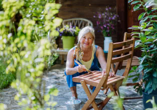 Jak odnowić meble ogrodowe z drewna? Czyszczenie, renowacja i malowanie drewnianych mebli