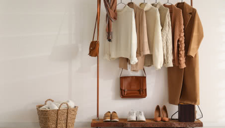 Wieszak na ubrania na kółkach - przechowywanie ubrań rodem z Instagrama