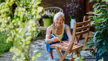 Jak odnowić meble ogrodowe z drewna? Czyszczenie, renowacja i malowanie drewnianych mebli