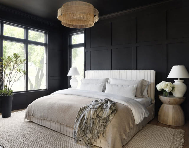 czarne panele na ścianie w sypialni