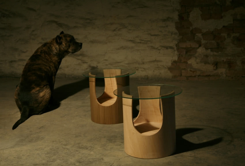 Ministolik. Niewielki stolik o finezyjnych...