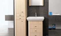 Meble łazienkowe w jasnym drewnie